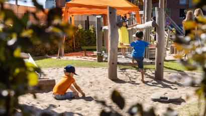 Symbolbild: Ulrich Perrey/dpa
687 Kinder sind momentan in den zwölf Sulzbach-Rosenberger Betreuungseinrichtungen untergebracht. Doch der Platz reicht nicht - 88 Kinder mussten abgewiesen werden. Die Situation hat sich in den vergangenen Jahren verschärft.