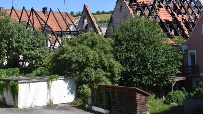 Bild: bö
"Lost Places" in Hohenburg: Gut zwei Jahre ist es her, dass am Marktplatz in Hohenburg drei Häuser abgebrannt sind. Eine Notsicherung wurde zwar gemacht, aber bautechnisch ist nach wie vor nichts zu sehen.