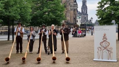 Bild: Klangholz/exb
Die Auerbacher Alphornbläser spielten bei den Dresdner Musikfestspielen an mehreren Orten in der Stadt auf.