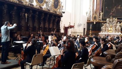 Bild: pz
Das Orchester der Hochschule für Musik in Nürnberg unter der Leitung von Daniel Alfred Wachs (links) bereitete dem Publikum in der Basilika ein außergewöhnliches Konzerterlebnis.