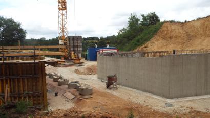 Bild: e
Der Bau der Westumfahrung von Kümmersbruck geht zügig voran, der erste Brückenbau über den Radweg ist bereits deutlich sichtbar.