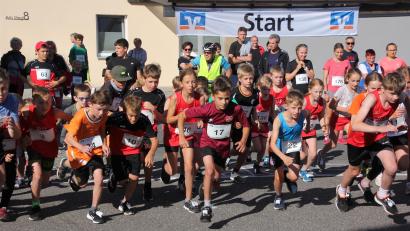 Bild: kro
Der Wiesauer Felix Pappenberger (Startnummer 17) beim Start über 1600 Meter. Am Ende siegte er über diese Laufdistanz in 6:09 Minuten.