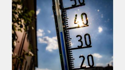 Symbolbild: Frank Rumpenhorst/dpa
Ein Thermometer klettert in Richtung der 40-Grad-Marke.Die Belastung für die Bevölkerung durch hohe Temperaturen ist hoch.