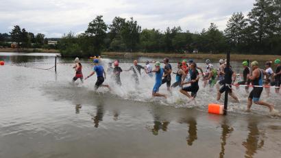 Bild: Manfred Waldmann/exb
Die Triathleten gehen auf die Strecke.