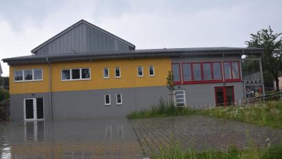 Bild: fz
Der Anbau an die Mehrzweckhalle, das neue Gemeindezentrum, rechts der Sitzungssaal. Es entstehen Parkplätze und als Zufahrt die neue Amalienstraße.