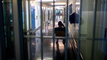 Symbolbild: Jens Büttner/dpa
Muss ein mittlerweile 60 Jahre alter Drogenschmuggler ins Gefängnis?