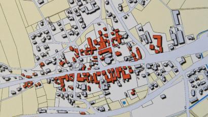 Bild: gf
In Gebenbach gibt es über 50 Baulücken mit einer Gesamtfläche von etwa 90.000 m² sowie weitere rund 48.000 m², die nur geringfügig bebaut sind. Rot eingezeichnet sind die dicht aneinander liegenden Hofstellen im Ortskern.