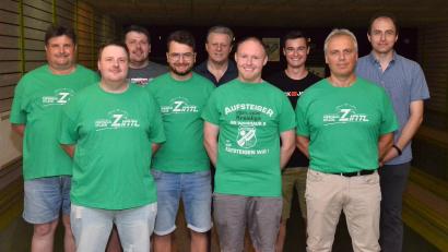 Bild: fjo
Sie feiern den sportlichen Aufstieg in die Kreisliga: (von links) Manfred Schneider, Fabian Hölzel, Dominik Hölzel, Kevin Prem, Hugo Wild, Christian Zintl, Felix Uschold, Harald Licha und Thomas Wild.