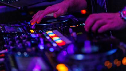 Symbolbild: Philipp von Ditfurth
Die Stadt Würzburg hat einem Bericht der „Mainpost“ zufolge das Abspielen des Schlagers „Layla“ auf dem Kiliani-Volksfest in der Stadt verboten