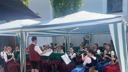 Bild: Musikkapelle Ursensollen/exb
In Ursensollen wurde Brunnenfest mit der Musikkapelle gefeiert.