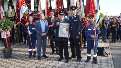 Bild: wel
Bürgermeister Norbert Eckl, Landrat Thomas Ebeling und Kreisbrandrat Christian Demleitner (von links) gratulierten Kreisbrandinspektor Richard Fleck (Mitte) zum 65. Geburtstag und wünschten ihm nach dem Ausscheiden aus seinem Posten bei der Feuerwehr alles Gute für die Zukunft.