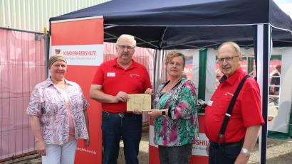 Bild: rpp
Monika Pregler (links) und Angelika Sullivan (Zweite von rechts) übergaben die Spende an Herbert Putzer und Andreas Steinl (von links).