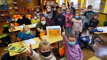 Bild: Anita Benkhardt/exb
Strahlende Gesichter bei der Klasse 1/2 d, als sie die Bücherkiste in Empfang nahmen.
