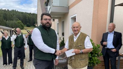 Bild: ige
Vor der Bläser-Kulisse gratulierte BJV-Kreisgruppenvorsitzender Stefan Frank (links) dem Jubilar Werner Miksch zum 90. Geburtstag. Heinrich Beer vom TC Blau-Weiß (rechts) schloss sich gerne an.