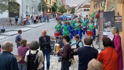 Bild: aub
Wie hier vor dem Schmidt-Haus sorgte die Sarara Samba Percussion-Gruppe an verschiedenen Straßenplätzen für Stimmung.
