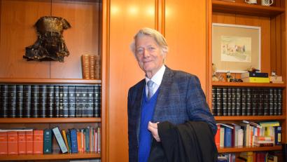 Bild: szl
Ulrich Sanner neben der Justitia-Skulptur, gestaltet von Künstler Engelbert Süß, in seinem Büro. Sanner gründete vor 50 Jahren die Kanzlei Sanner & Meichner in Tirschenreuth. Mittlerweile arbeitet der Strafverteidiger nur noch in Teilzeit, sein Sohn Dr. Markus Sanner und Mitnamensgeberin Ulrike Meichner leiten die Kanzlei.