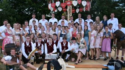 Bild: wku
Die 23 Kirwapaare mit dem Oberkirwapaar Lea Taubmann und Jakob Guttenberg mit den Insignien Blumenstrauß und Bierkrug.