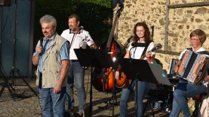 Bild: Stadt Schönsee/exb
Bühne frei für die "Z‘s": Dritter Bürgermeister Josef Fleißer begrüßte die Gäste zum Auftakt der Abendklänge.