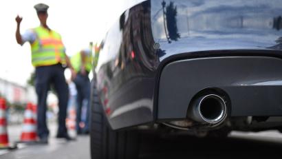 Symbolbild: Uwe Anspach/dpa
Polizeibeamte kontrollieren in der Nacht zum Samstag, 9. Juli, in Amberg mehrere Autos.