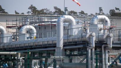 Archivbild: Stefan Sauer/dpa
Blick auf Rohrsysteme und Absperrvorrichtungen in der Gasempfangsstation der Ostseepipeline Nord Stream 1.