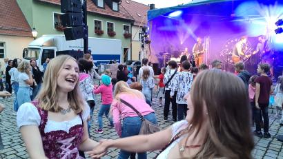 Bild: sne
Zur Musik von den Rotzlöffeln war Anfangs noch Platz für einen Tanz zu Zweit.