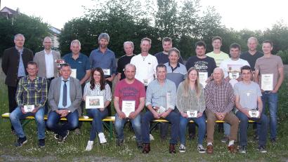 Bild: wro
Höhepunkt bei der Jahreshauptversammlung der KRZG waren die Ehrungen der erfolgreichen Rinderzüchter im Landkreis Tirschenreuth. Es gratulierten (stehend, von links) Veterinär Clemens Dötsch und Kreisobmann Ely Eibisch. Glückwünsche kamen auch von Rinderzuchtberater Rudolf Traxinger (vorne, Zweiter von rechts).