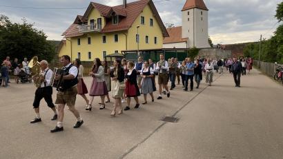 Bild: aub
Nach dem Open-Air-Gottesdienst ging es am Samstag in den Garten des Alten Schulhauses.