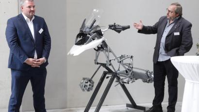 Bild: Hirsch
Geschäftsführender Gesellschafter Franz Schabmüller (links) und Pfarrer Martin Geistbeck (rechts) thematisierten bei der Einweihung der Welco-Halle die Oberflächenbehandlung von Motorradbauteilen.