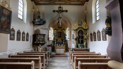 Bild: le
Nach der gelungenen Außensanierung der St.-Nikolaus-Kirche können jetzt die Sanierungsarbeiten im Inneren der Kirche angegangen werden. Vorrangig geht es um die Trockenlegung des Gotteshauses. Aber auch die Orgel bereitet Sorgen.