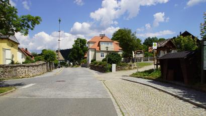 Bild: mmj
Bei einer Dorferneuerung würde die Gestaltung des Platzes gegenüber der Wallfahrtskirche inklusive der Standort des Buswartehäuschen in die Planungen eingebunden.