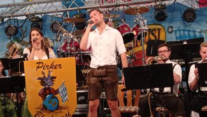 Bild: fpoz
Die „Pirker Blechmusi“ verstand es prächtig, die Besucher bei guter Laune zu halten. Die Besucher schunkelten, sangen und tanzten auf Bänken und Tischen