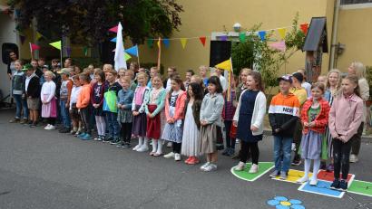 Bild: jr
Gemeinsam intonierten die 56 Pechbrunner Grundschüler das Eröffnungslied zum Schulfest.