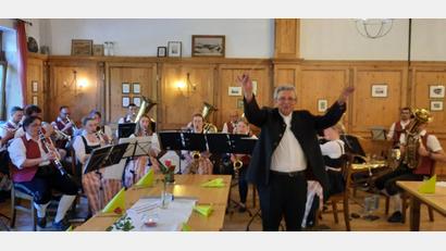 Bild: bge
Pfarrer Berthold Helgert hatte als Mitgründer der Stadtkapelle sichtlich Spaß beim Dirigieren. Neben aktiven Musikern ließen es sich auch einige weitere Oberviechtacher nicht nehmen, ihrem ehemaligen Stadtpfarrer nachträglich zum Geburtstag die Ehre zu erweisen.