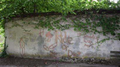 Bild: bnr
Auch die Schmierereien an der Friedhofsmauer in Pfreimd waren ein Thema beim Sicherheitsgespräch im Rathaus.