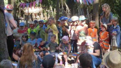 Bild: Wolfgang Reiff/exb
Alle wollten mitmachen, so ging es auf der Waldbühne des Waldkindergartens Haselstrolche recht eng zu.