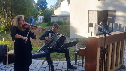 Bild: ld
In einem reizvollen Flair fand das erste "Kultur Camp" in Brand statt. Esther Schöpf und Norbert Groh präsentierten mit Geige, Klavier und Akkordeon ein sehr buntes Programm. Das Publikum dankte mit starkem Applaus sehr herzlich.