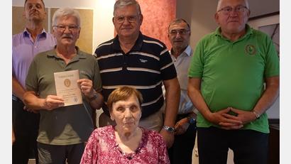 Bild: dob
Barbara Albrecht hält seit 40 Jahren treu zum OWV-Zweigverein und wurde mit einer Urkunde geehrt. Vorsitzender Franz Kindl (rechts) zeichnete auch andere Mitglieder für ihre lange Zugehörigkeit aus.