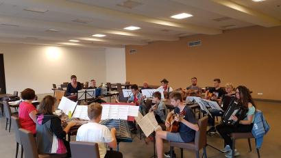 Bild: ban
Der Zitherclub probt unter der Leitung von Dirigentin Veronika Hille (Dritte von links) im Mehrzweckraum der Stadthalle für die Benefizserenade.