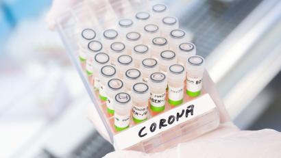 Symbolbild: Julian Stratenschulte/dpa/Symbolbild
Die Trendkurve zeigt weiter nach oben: Im Landkreis Neustadt/WN ist die Zahl der durch einen PCR-Test bestätigten Coronafälle erneut stark gestiegen. Die Dunkelziffer ist dennoch hoch.