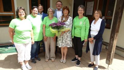 Bild: ct
Langjährige Mitarbeiterinnen des Kindergartens St. Martin wurden besonders geehrt: v.li. Leiterin Sonja Schnellinger, Manuela Schraml, Kirchenpfleger Markus Graf, Johanna Kraus Bürgermeister Hans-Martin Schertl, Karin Kaspers, Monika Krieger und Gabriele Meiser.