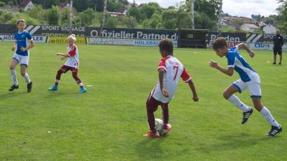 Bild: gau
Jahn Regensburg (am Ball) gewann das Turnier der E1-Junioren.