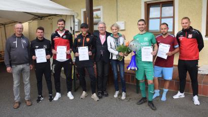 Bild: fz
Am Ende eines tollen Wochenendes steht die Pokalverleihung beim "Kälte Grohmann Cup 22" bei der DJK Irchenrieth an.