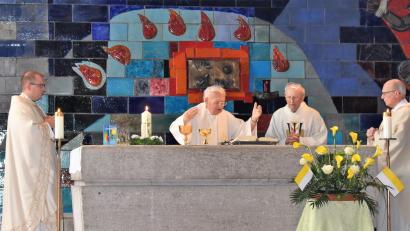 Bild: rgr
Pfarrer Gerhard Schmidt (Mitte) feiert 50-jähriges Priesterjubiläum in Grafenwöhr zusammen mit Pfarrer Daniel Fenk (links) sowie von rechts: Pfarrer Wolfgang Traßl und Pfarrer Hans Bayer.