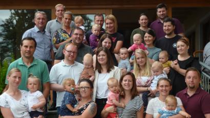 Bild: gf
Bürgermeister Hermann Böhm (hinten links) hat die jüngsten Poppenrichter, 15 Jungen und 12 Mädchen, hier mit ihren Eltern, offiziell in der Gemeinde begrüßt.