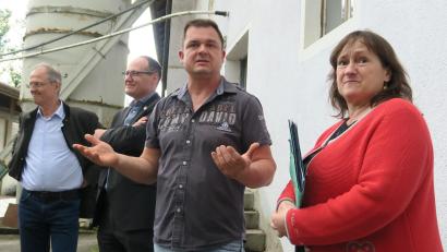 Bild: Hirsch
MdB Marianne Schieder, Kraftwerksbetreiber Hans-Peter Eckl, Dr. Josef Rampl vom bayerischen Müllerbund und Fritz Schweiger, Vorsitzender der Vereinigung der Wasserkraftwerke in Bayern (von rechts), sind froh, dass die geplante Streichung der Einspeisevergütung für kleine Wasserkraftwerke vom Tisch ist.