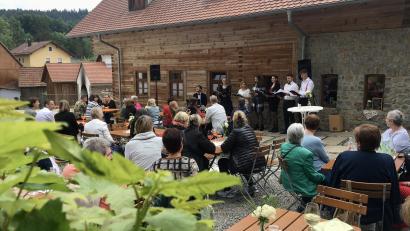 Bild: gri
Das Ensemble Horizing mit (von links): Johannes Raab, Lisa-Marie Holzschuh, Sarah Müller, Kristina Kötterl, Anna-Maria Ruidisch, Andreas Pürner und Adrian Raab.