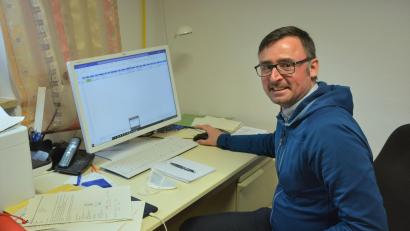 Archivbild: jr
Integrationslotse David Runschke hat auch in der Notfallunterkuft des Landkreises in Fockenfeld ein provisorisches Büro.