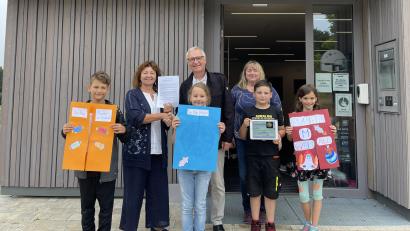 Bild: mma
Der Kooperationsvertrag, eingefädelt von Maria Lösch-Ringer (hinten, rechts), der Klassenleiterin der 4 b, wurde unterzeichnet von der Rektorin Ingrid Schneider (hinten, links) und Matthias Mändl (hinten, Mitte) von der Sternwarte Ursensollen.