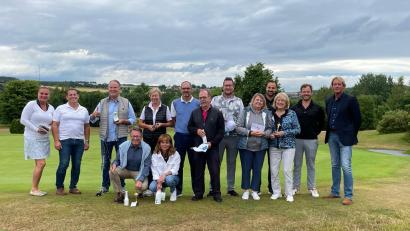 Bild: Golfclub Stiftland/exb
Golflehrer Matthew Gatrall (rechts) zusammen mit den erfolgreichsten Teilnehmern des Turniers: von links Jana Motlik, Alex Hofmann, Christian Vogl-Basque, Thomas Dötsch (kniend), Anita Engmann, Nuria Schiller (kniend), Heinz Engmann, Peter Burger, Ulli Wittmann, Marion Waltzog, Hannelore Waltzog, Mario Betz und Thomas Hartung.