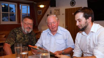 Bild: bkr
Die Kassenführung und -überwachung wurde bei der Jahreshauptversammlung nach dem Rücktritt von Konrad Merkl aus Altersgründen und aufgrund der zunehmenden Digitalisierung neu geordnet: (von links) Anton Fleck, Konrad Merkl und Rolf Schmidt.